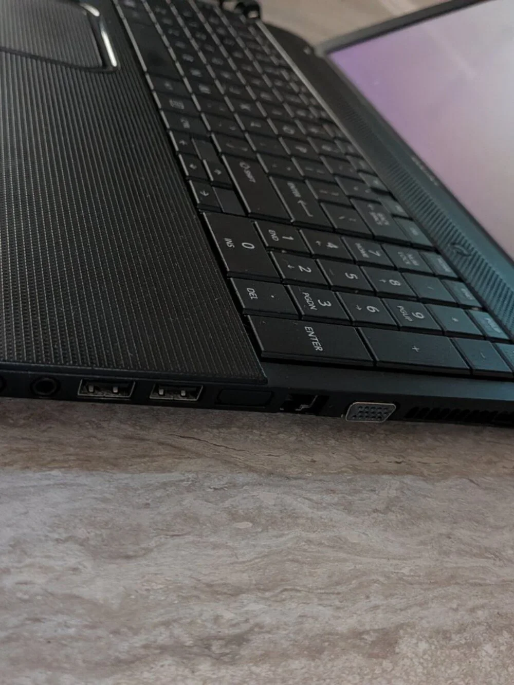 Toshiba Satellite Laptop C855D-S5105 AMD E-300 1.3GHz 4 GB 320GB Storage